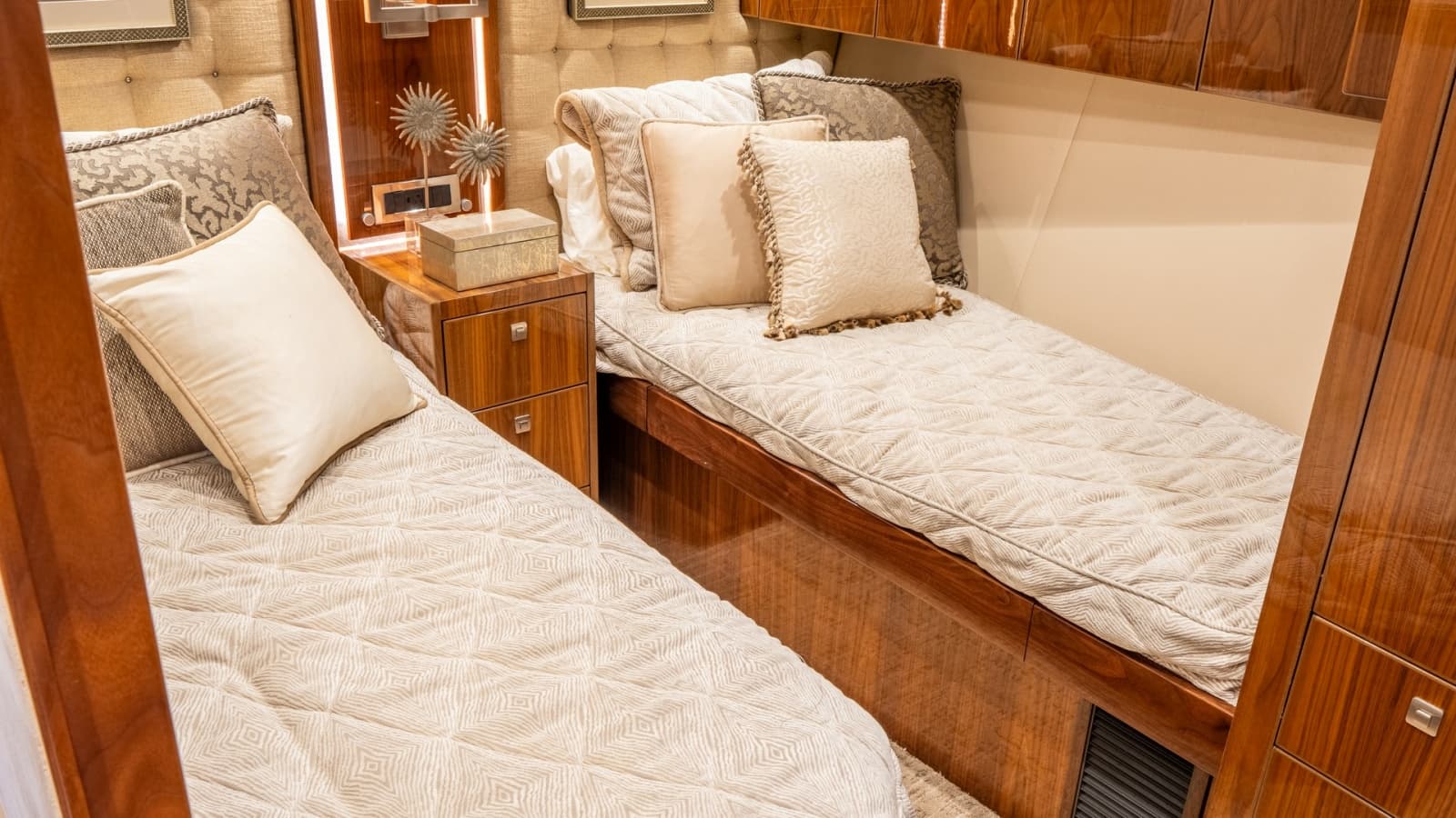 2020 Viking 92 Skybridge - Photo 20