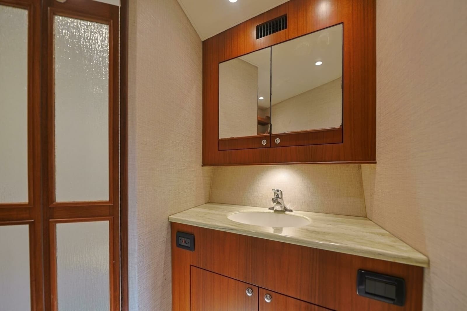 2014 Blackwell 62 Convertible - Photo 37