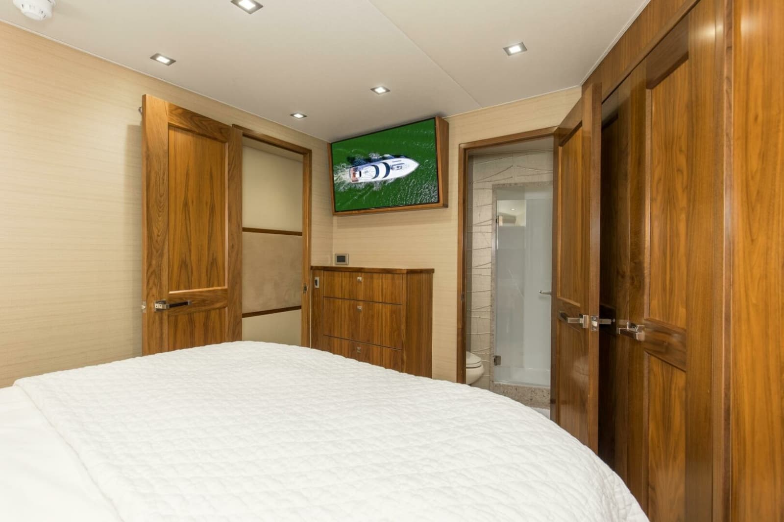 2016 Viking 92 Enclosed Bridge - Photo 30