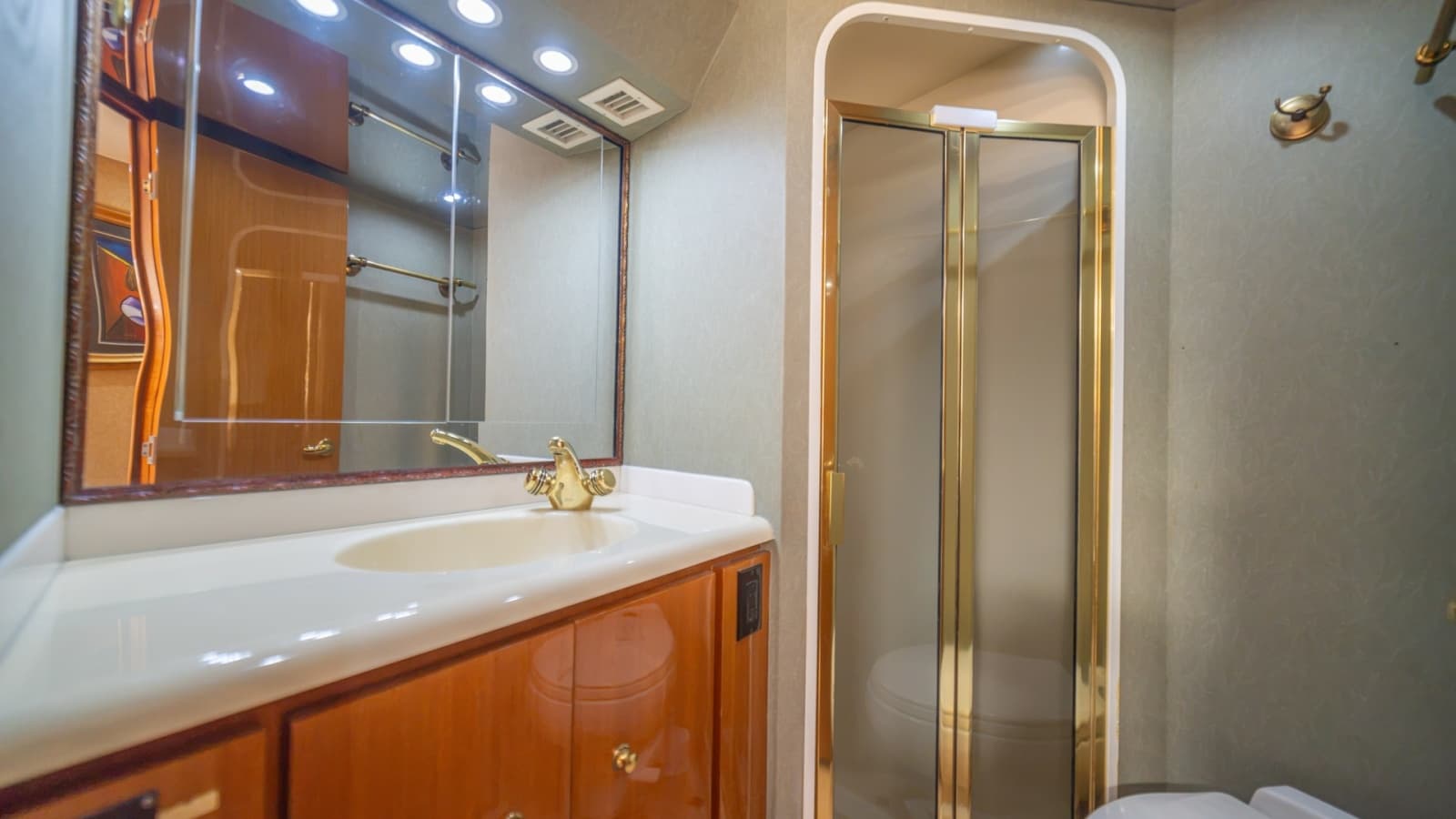 2002 Viking 61 Convertible - Photo 33