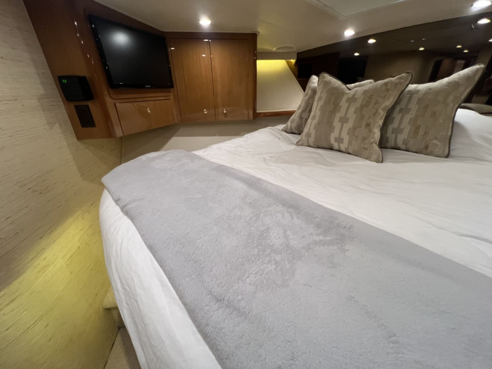 2003 Viking 52 Convertible - Photo 36