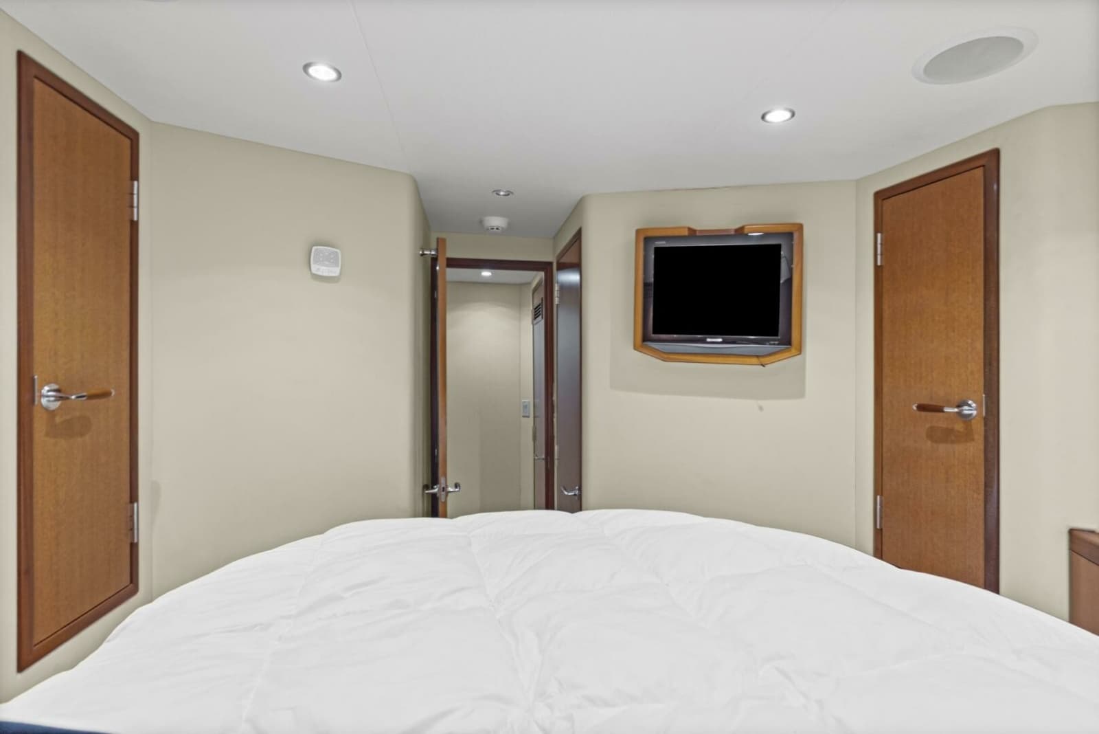 2008 Hatteras 60 Convertible - Photo 20
