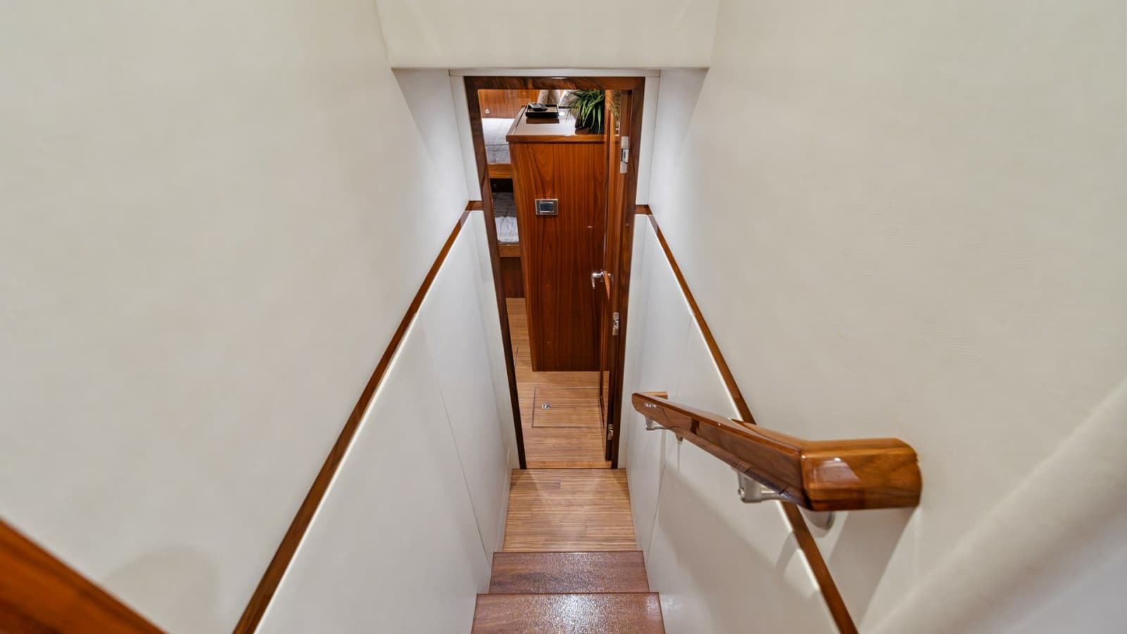 2021 Viking 72 Enclosed Bridge - Photo 32