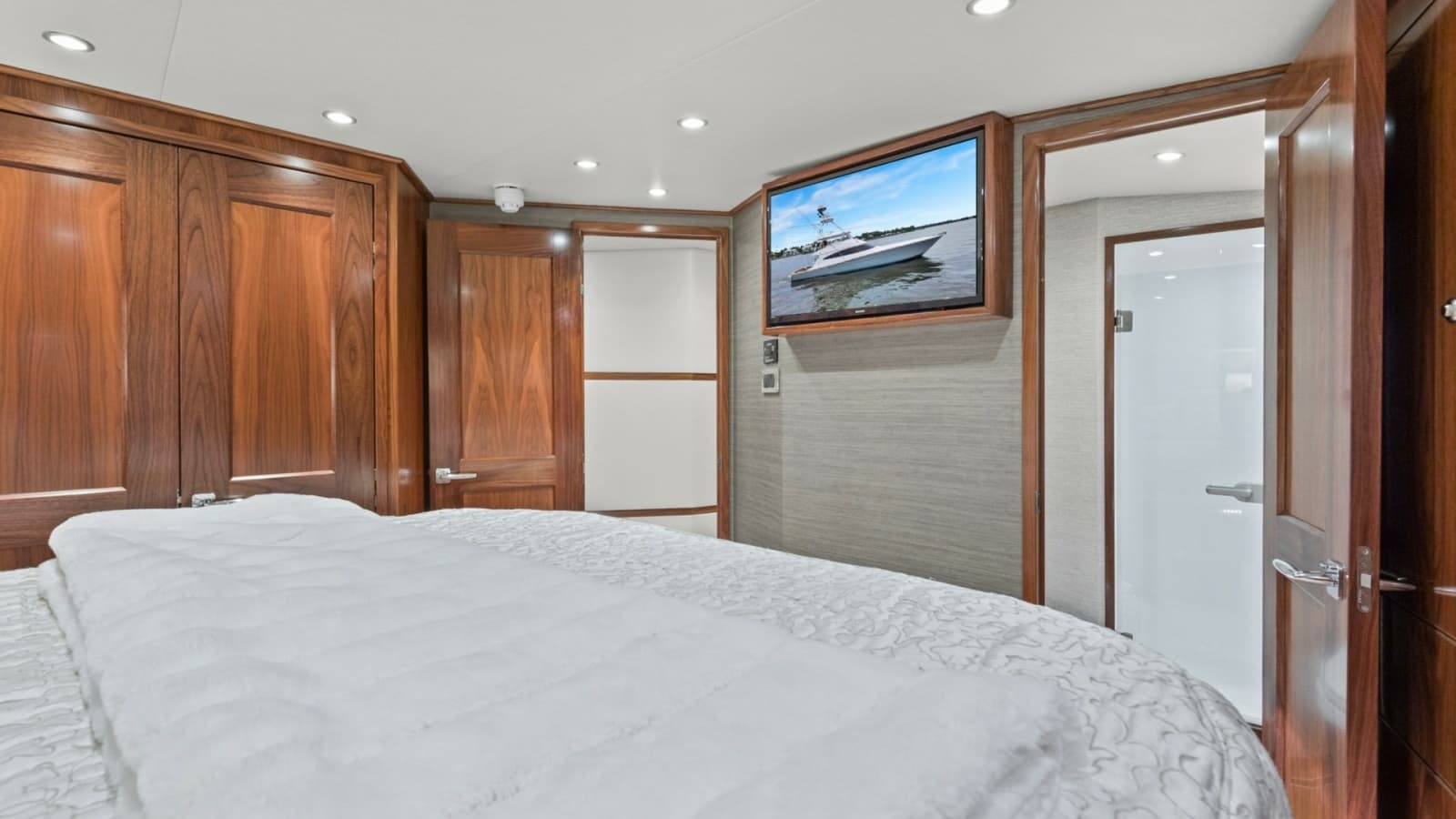 2020 Viking 68 Convertible - Photo 17