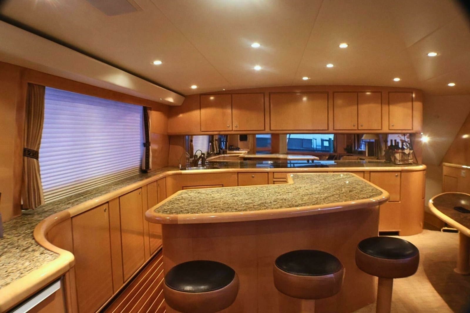 2001 Donzi 73 Sport Yacht - Photo 11