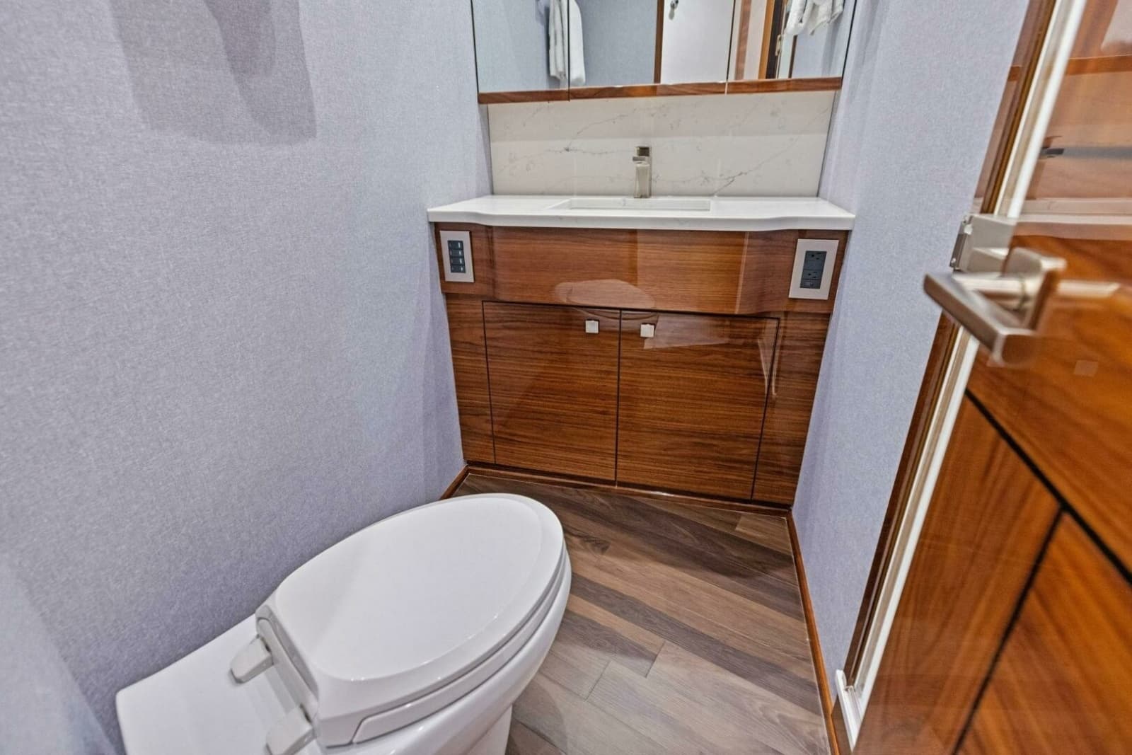 2026 Viking 82 Convertible - Photo 157