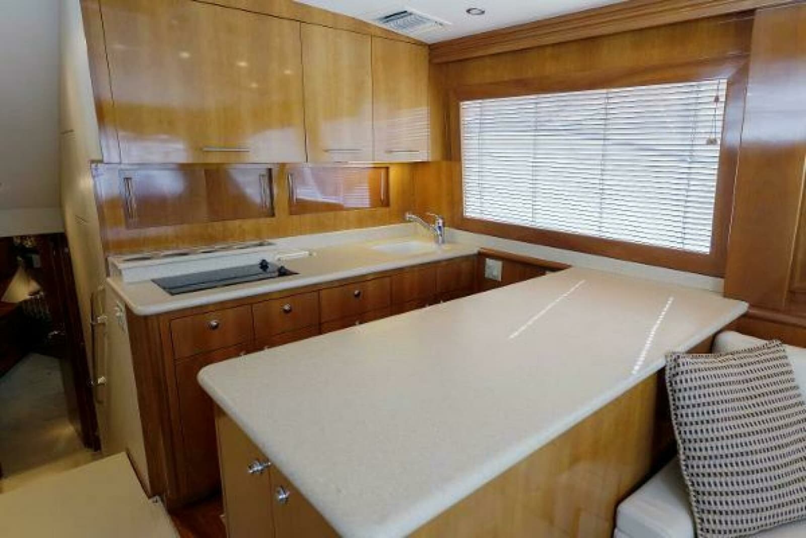 2002 Hatteras 50 Convertible - Photo 17