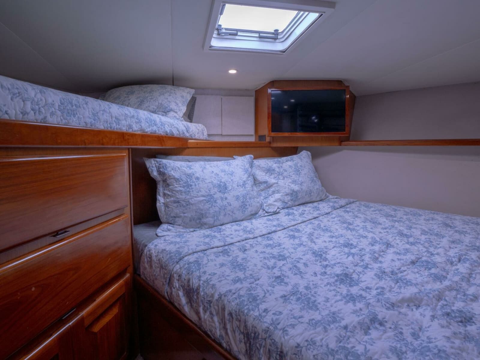 1998 Viking 58 Convertible - Photo 35
