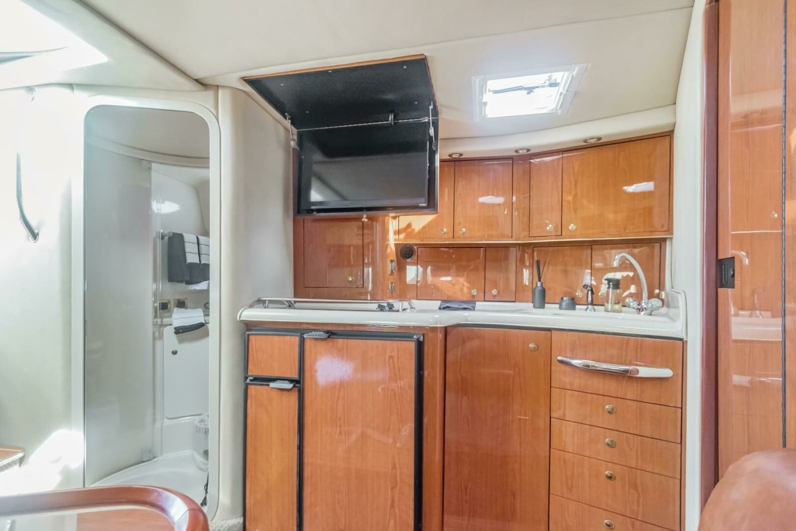 2000 Sea Ray 370 Express Cruiser - Photo 16