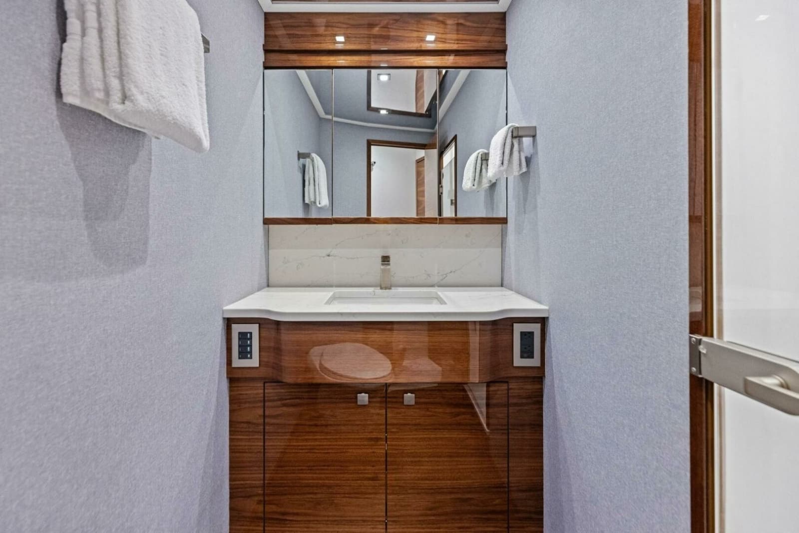 2026 Viking 82 Convertible - Photo 159