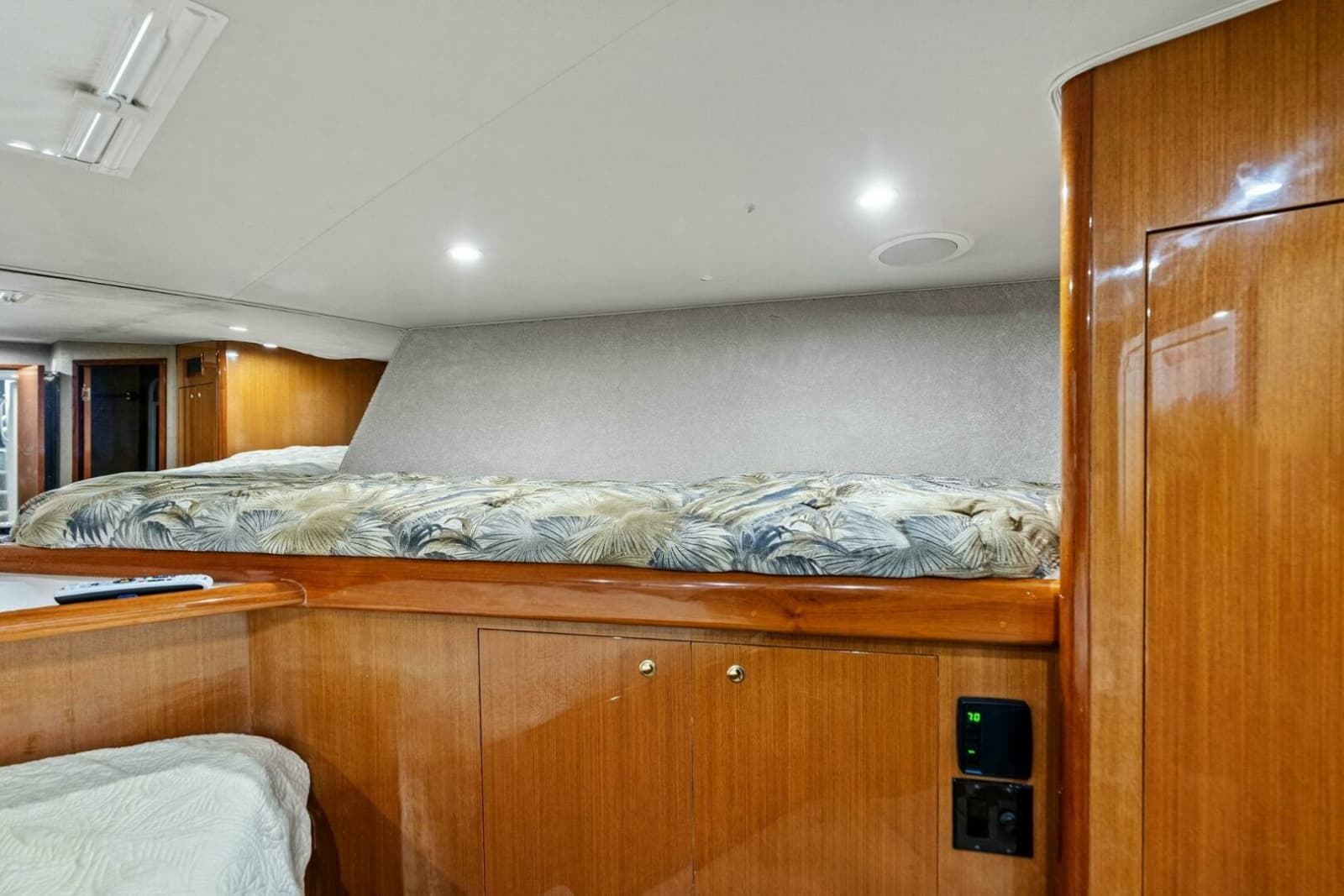 2002 Viking 65 Convertible - Photo 38