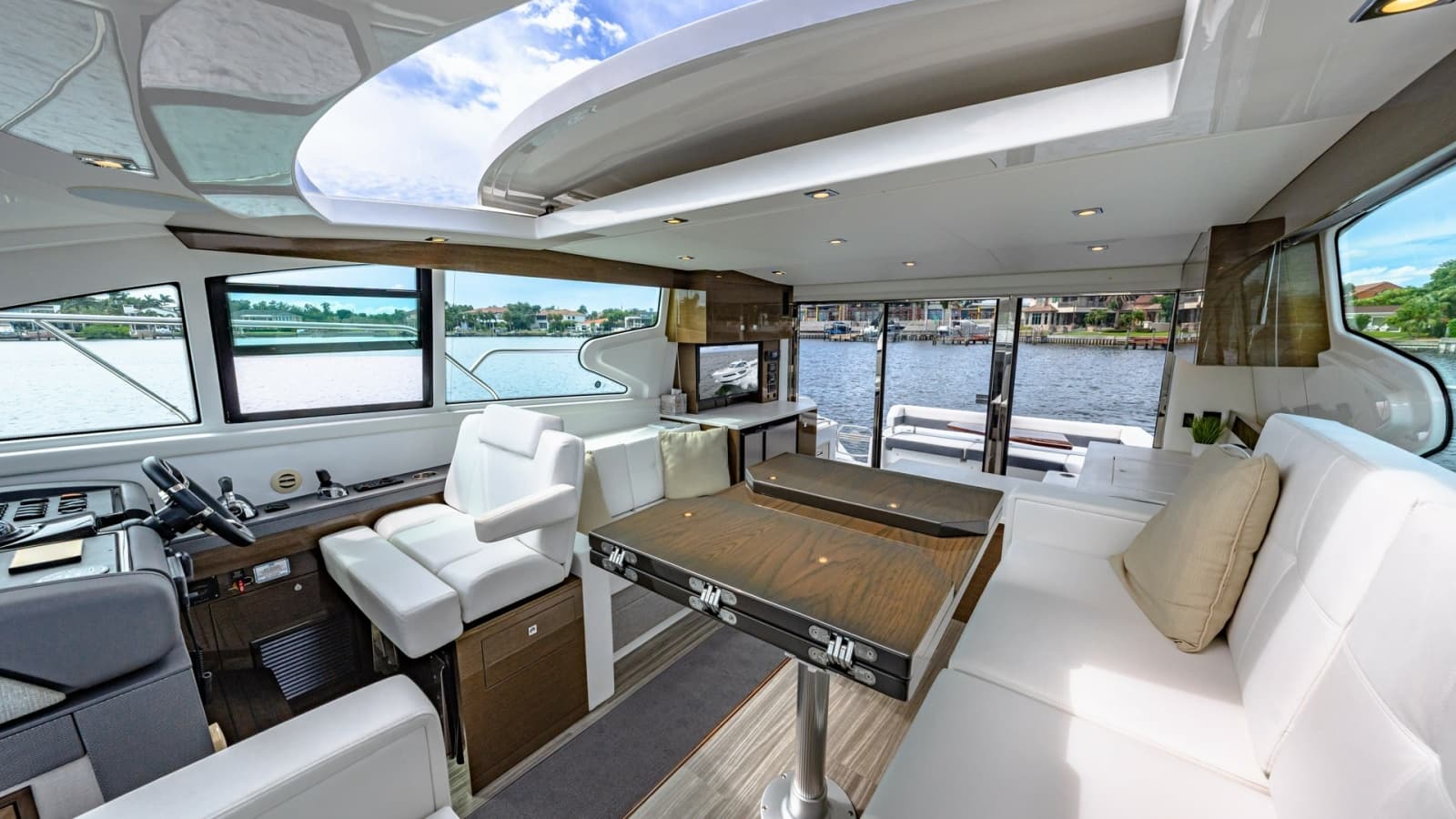 2019 Cruisers Yachts Cantius 46 - Photo 16