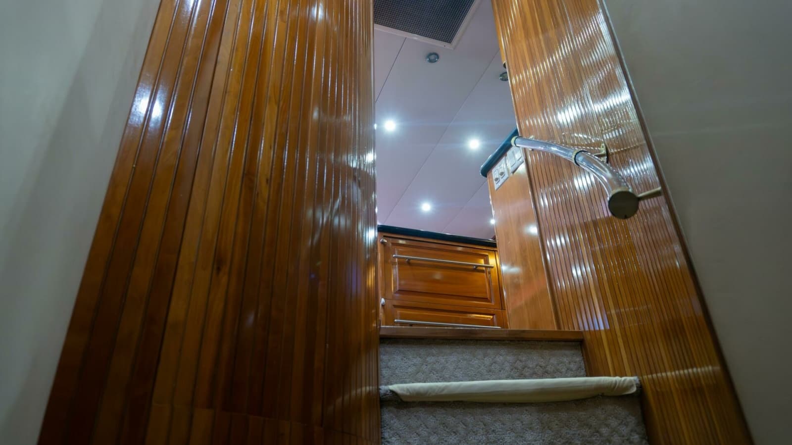 2001 Hatteras 60 Convertible - Photo 20