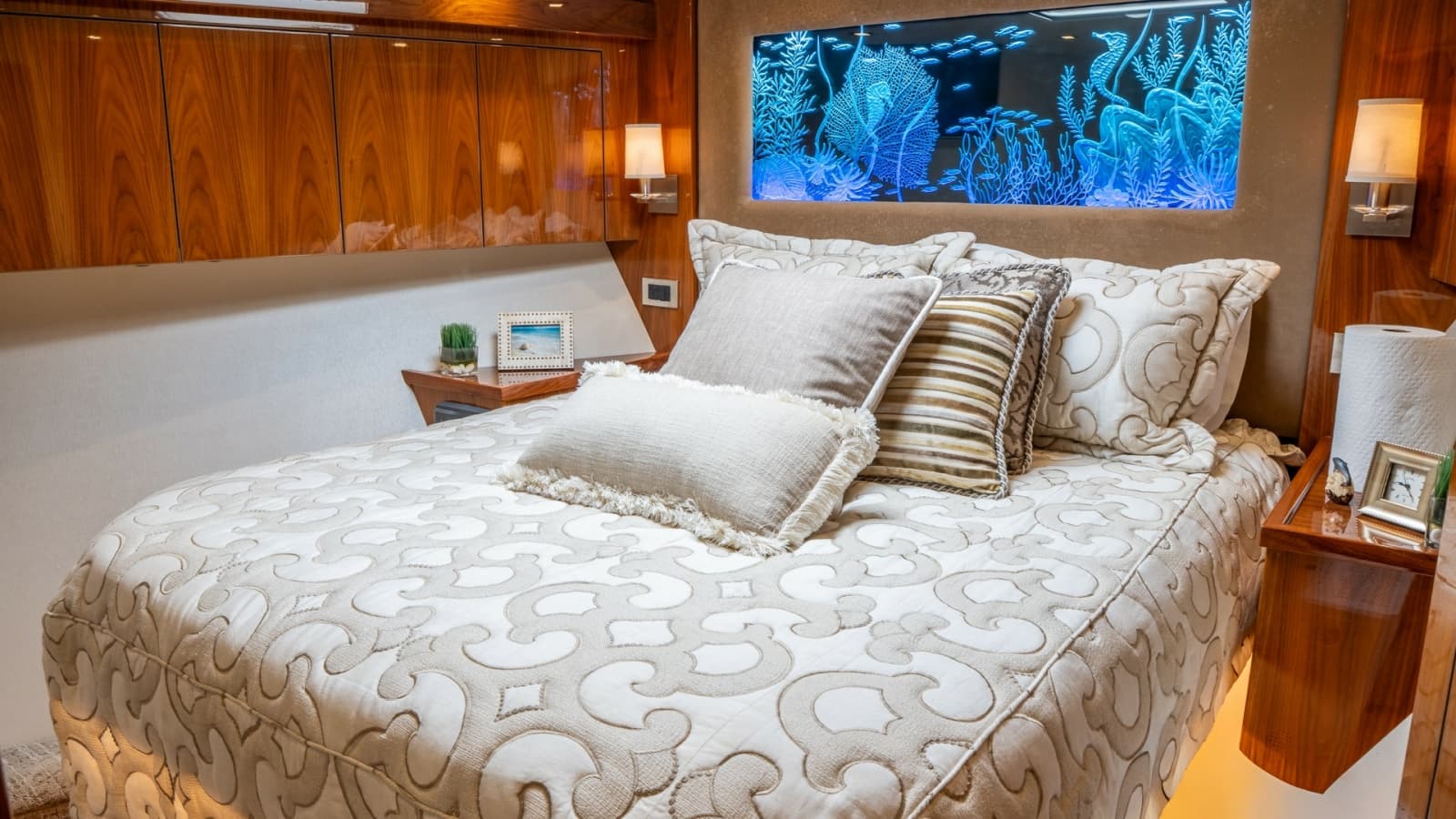 2020 Viking 92 Skybridge - Photo 16