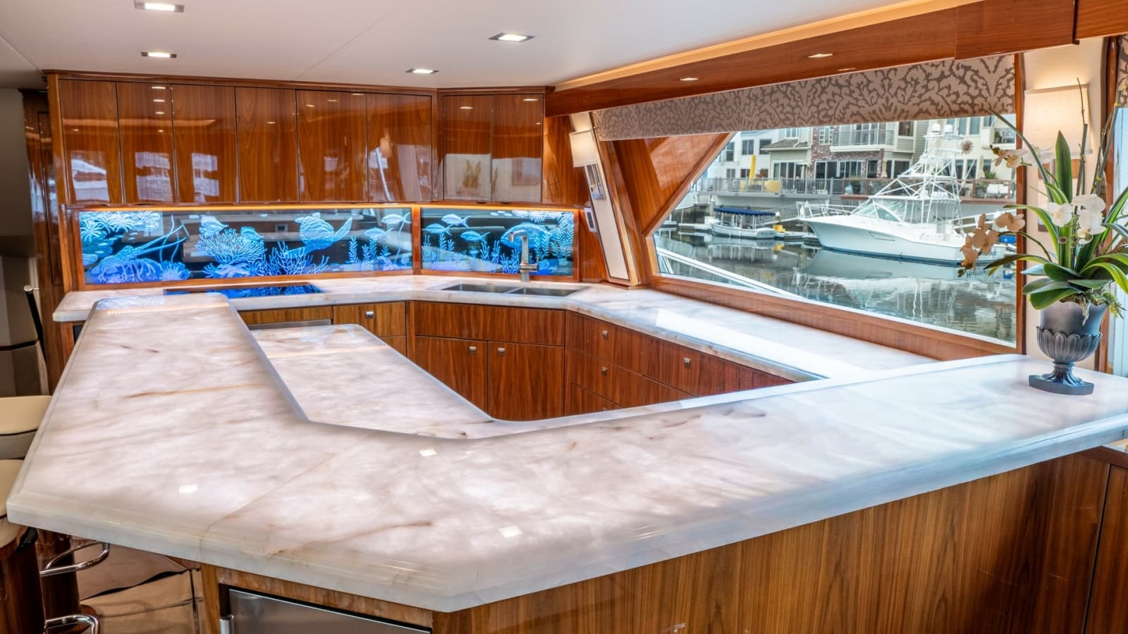 2020 Viking 92 Skybridge - Photo 12
