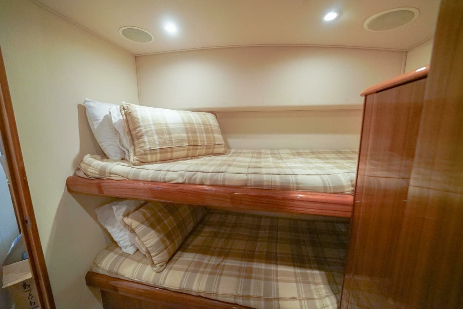 2007 Viking 45 Convertible - Photo 19