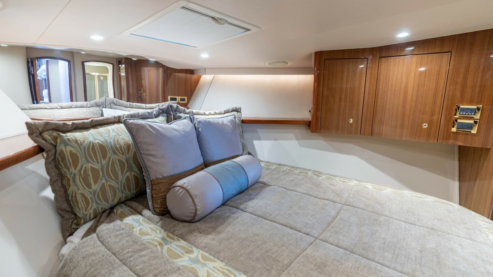 2007 Viking 45 Convertible - Photo 23