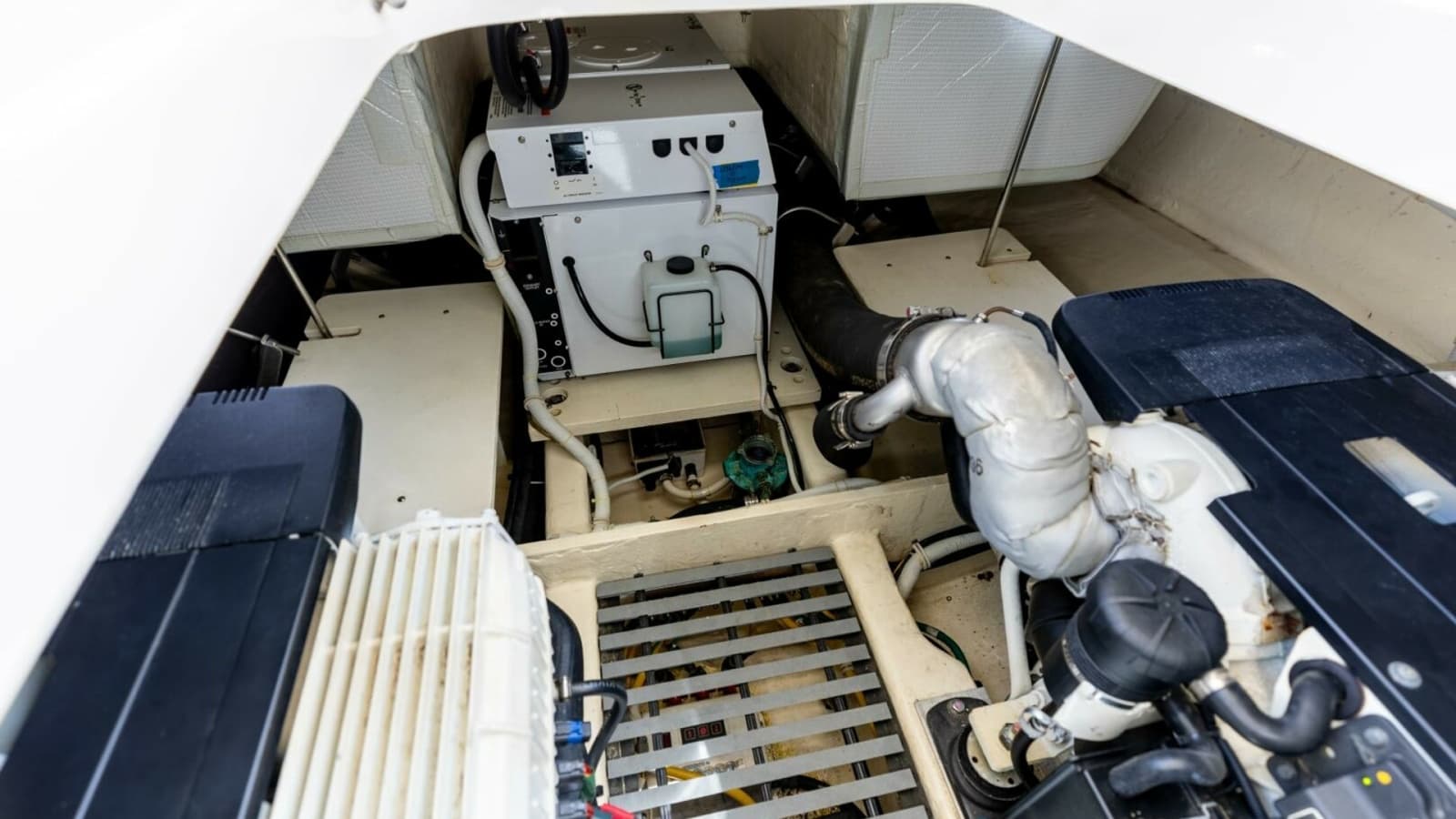 2015 Tiara Yachts 44 Coupe - Photo 43