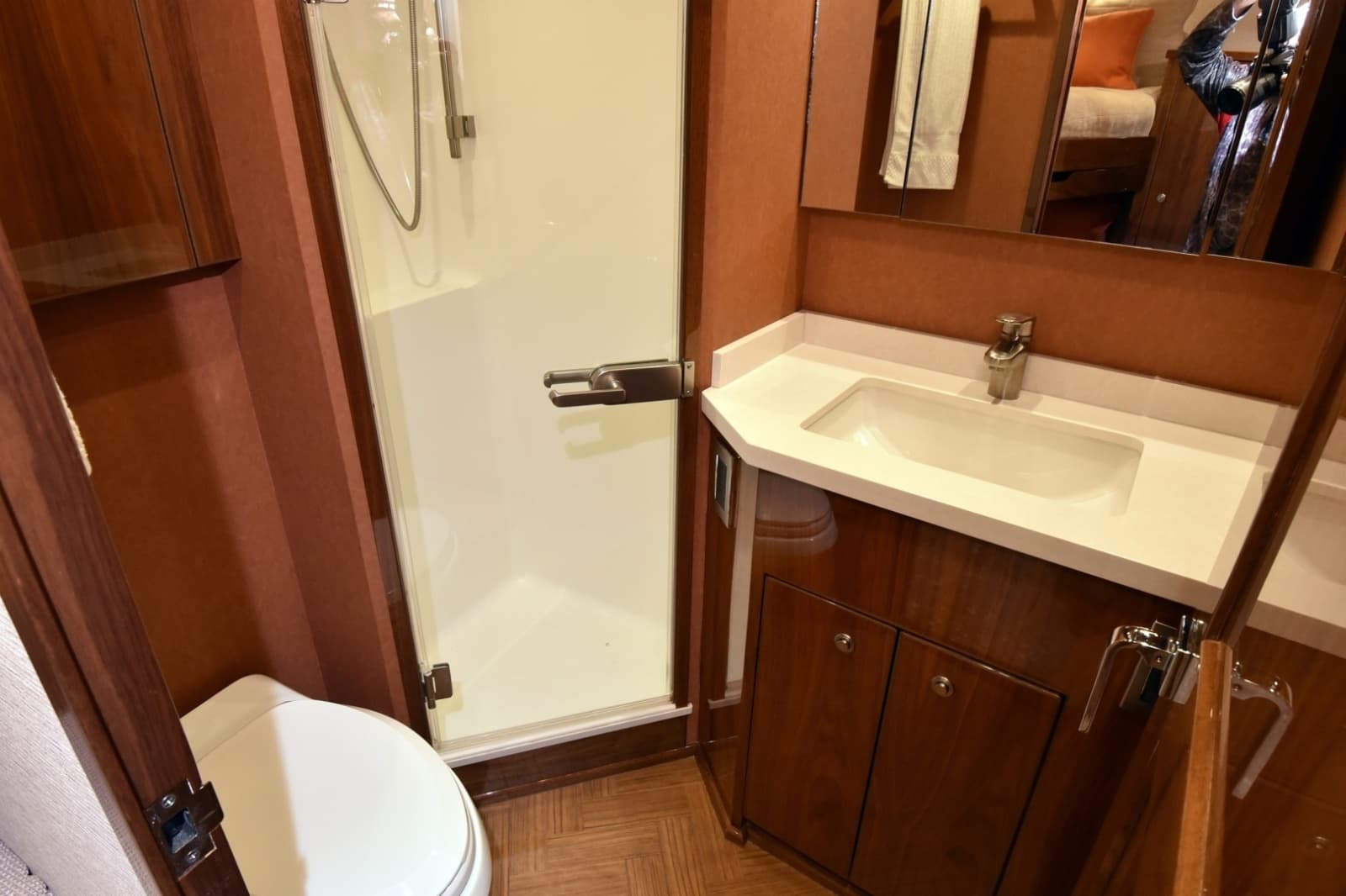 2019 Viking 80 Skybridge - Photo 113