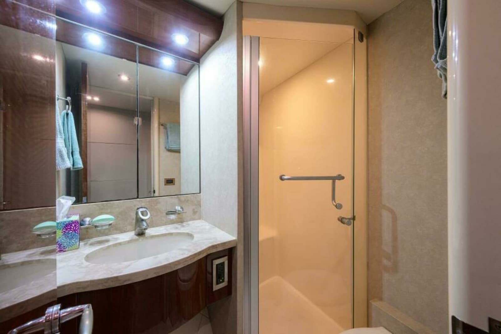 2007 Lazzara Yachts 80 Enclosed - Photo 26