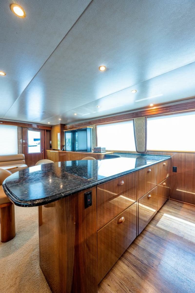 2005 Viking 74 Convertible - Photo 9