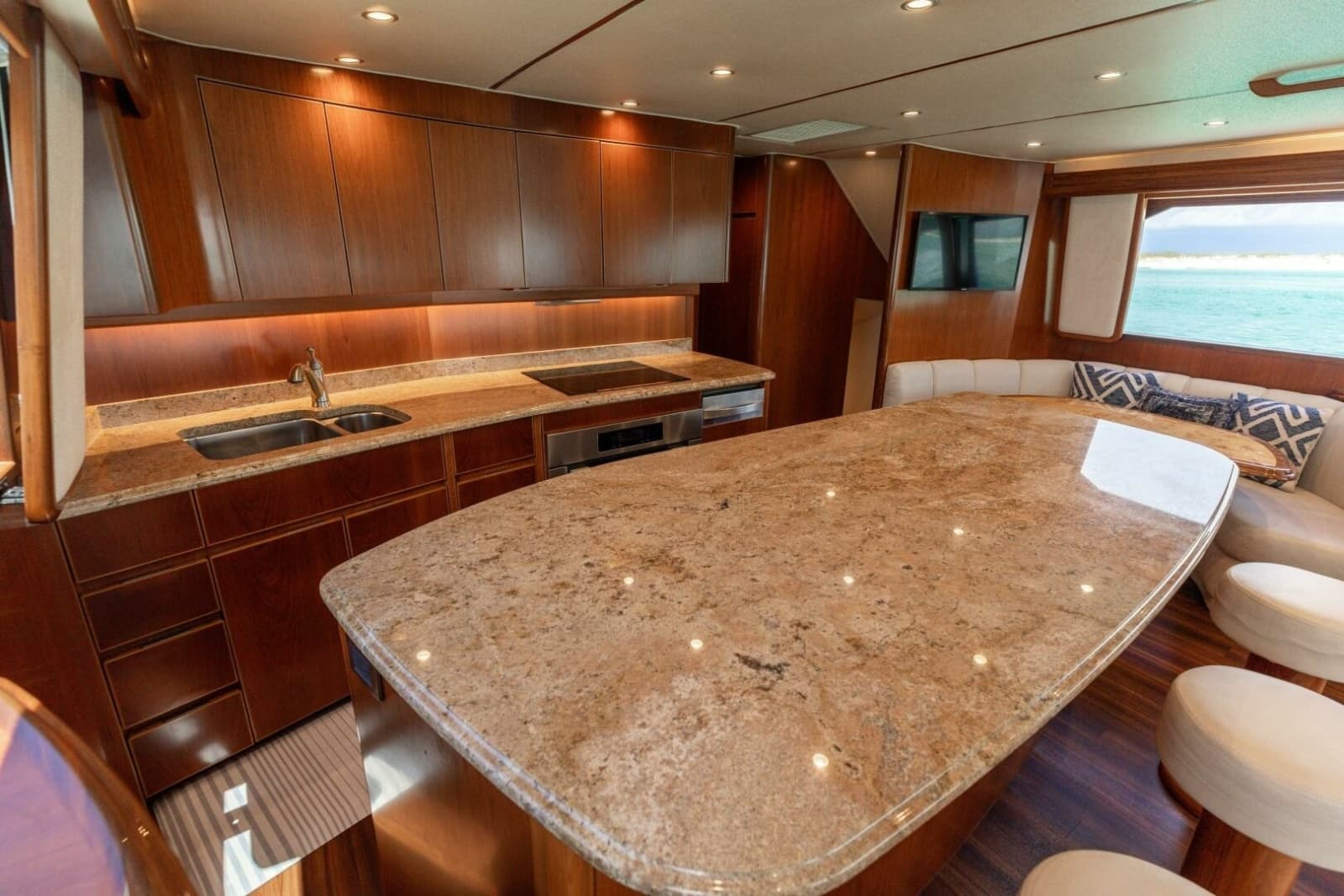 2015 Viking 70 Convertible - Photo 17