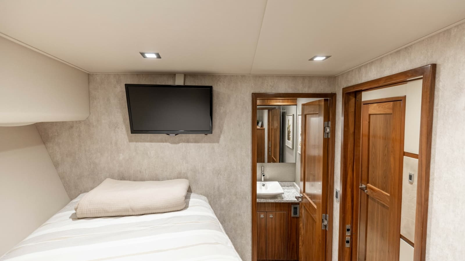 2016 Viking 80 Convertible - Photo 36
