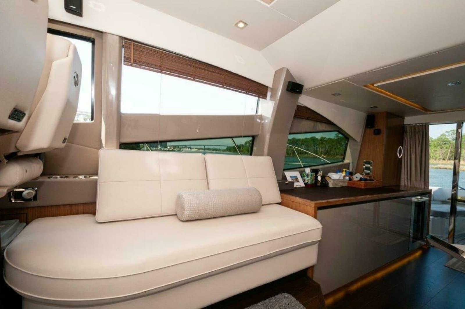 2018 Sea Ray L550 Flybridge - Photo 7