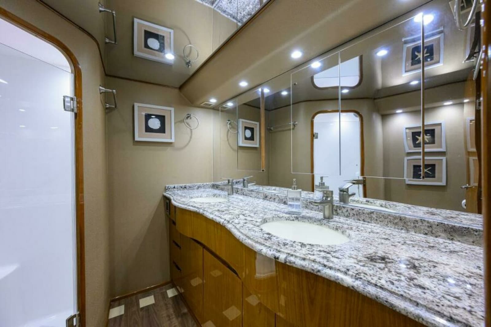 2013 Viking 82 Convertible - Photo 14