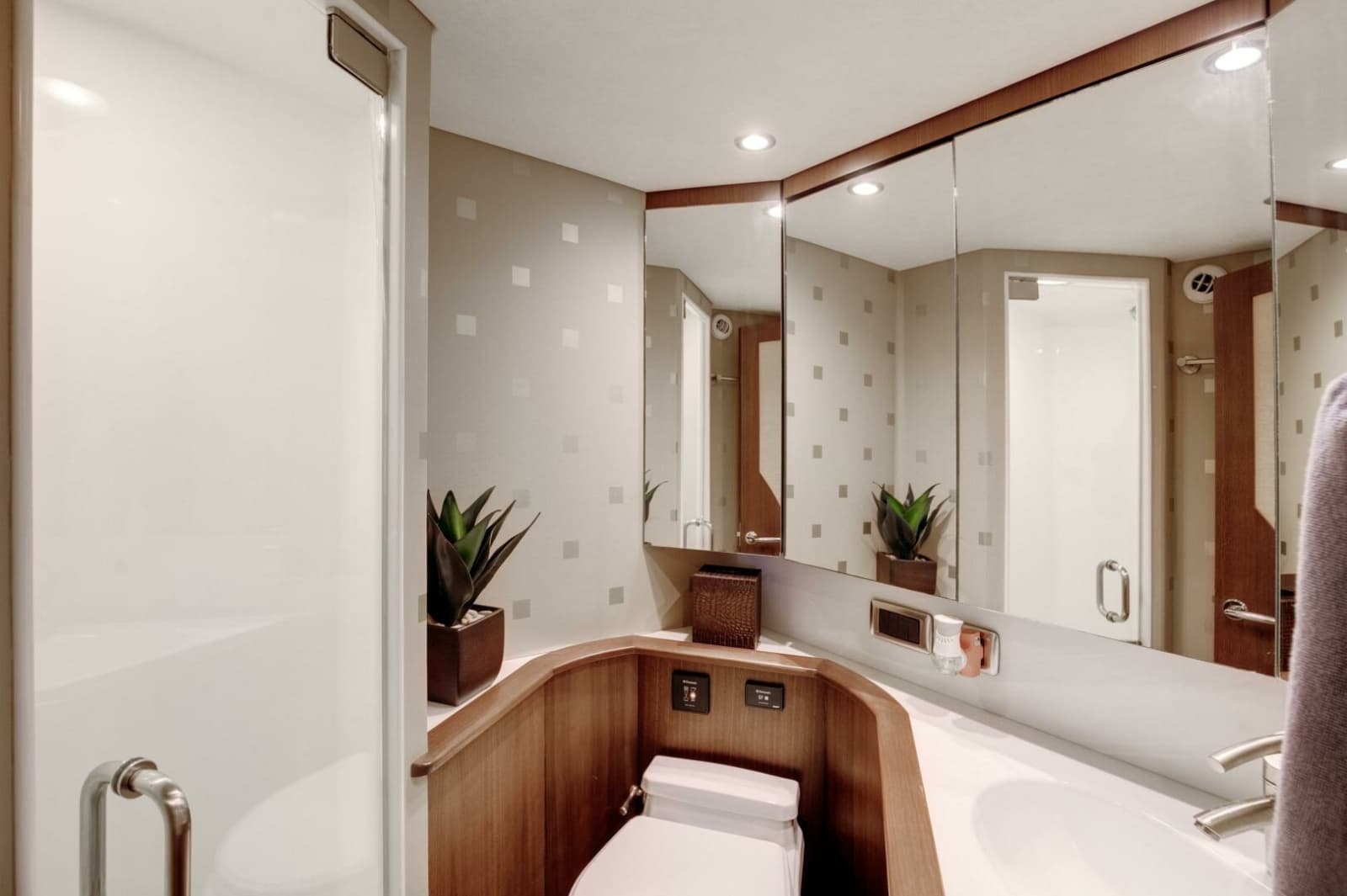 2015 Ocean Yachts 64 Convertible - Photo 15