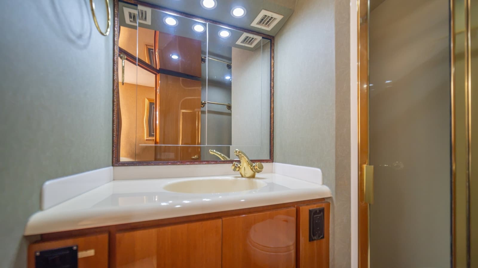 2002 Viking 61 Convertible - Photo 35