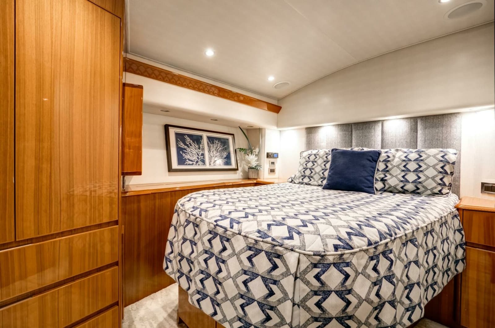 2018 Viking 48 Convertible - Photo 9