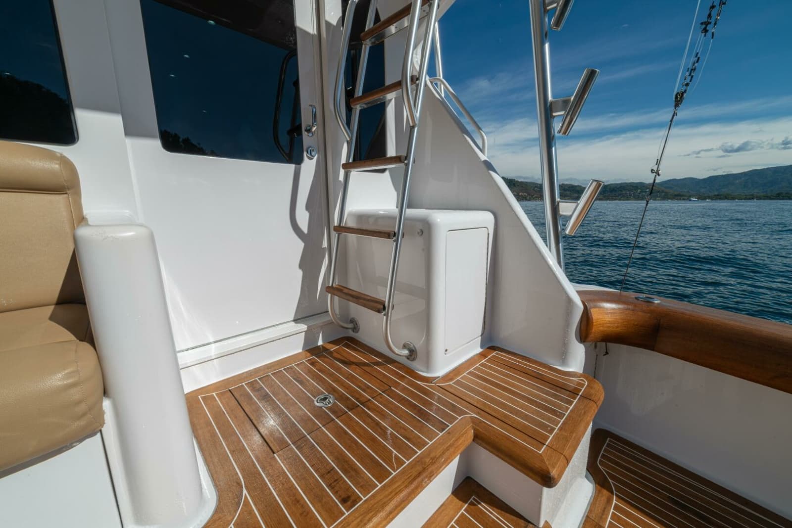 2006 Viking 56 Convertible - Photo 22