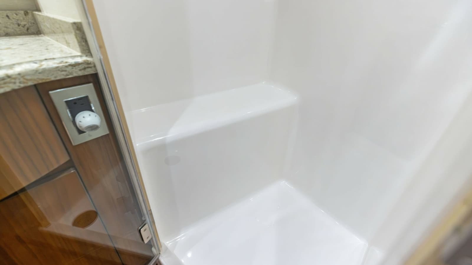 2018 Viking 62 Enclosed Bridge - Photo 43