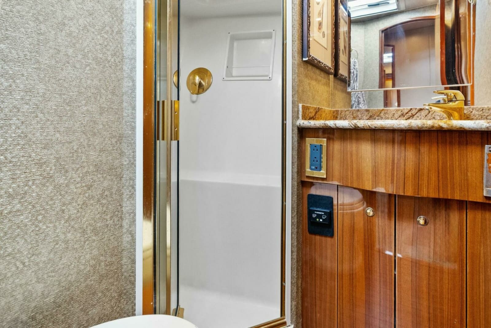 2006 Viking 61 Convertible - Photo 27