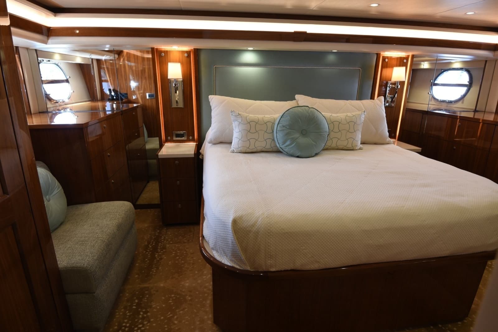 2019 Viking 80 Skybridge - Photo 59