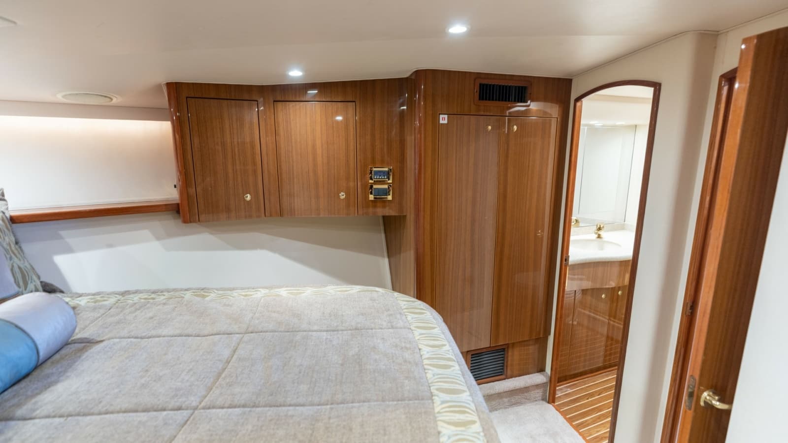 2007 Viking 45 Convertible - Photo 22