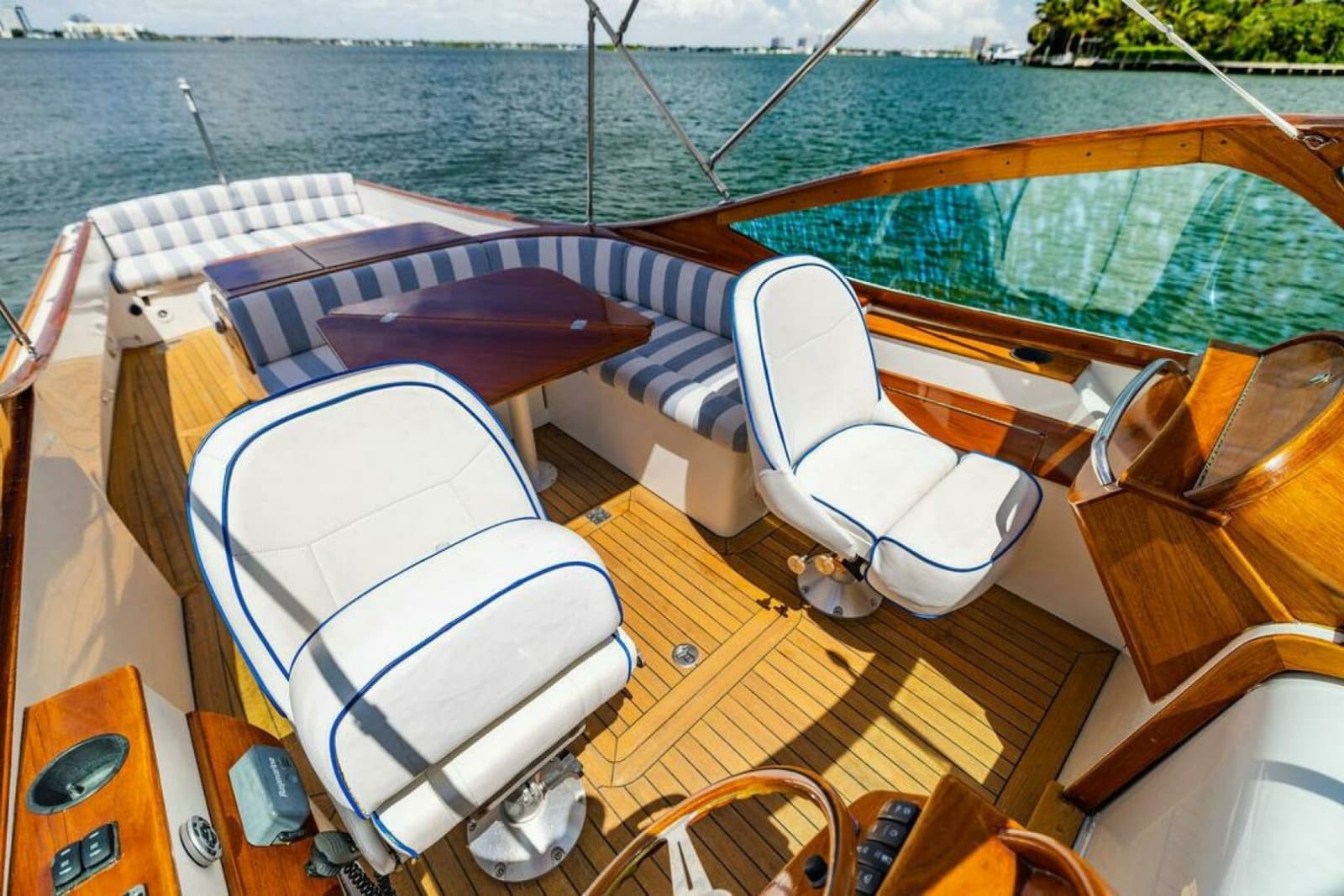 2004 Hinckley Talaria 29 R - Photo 14