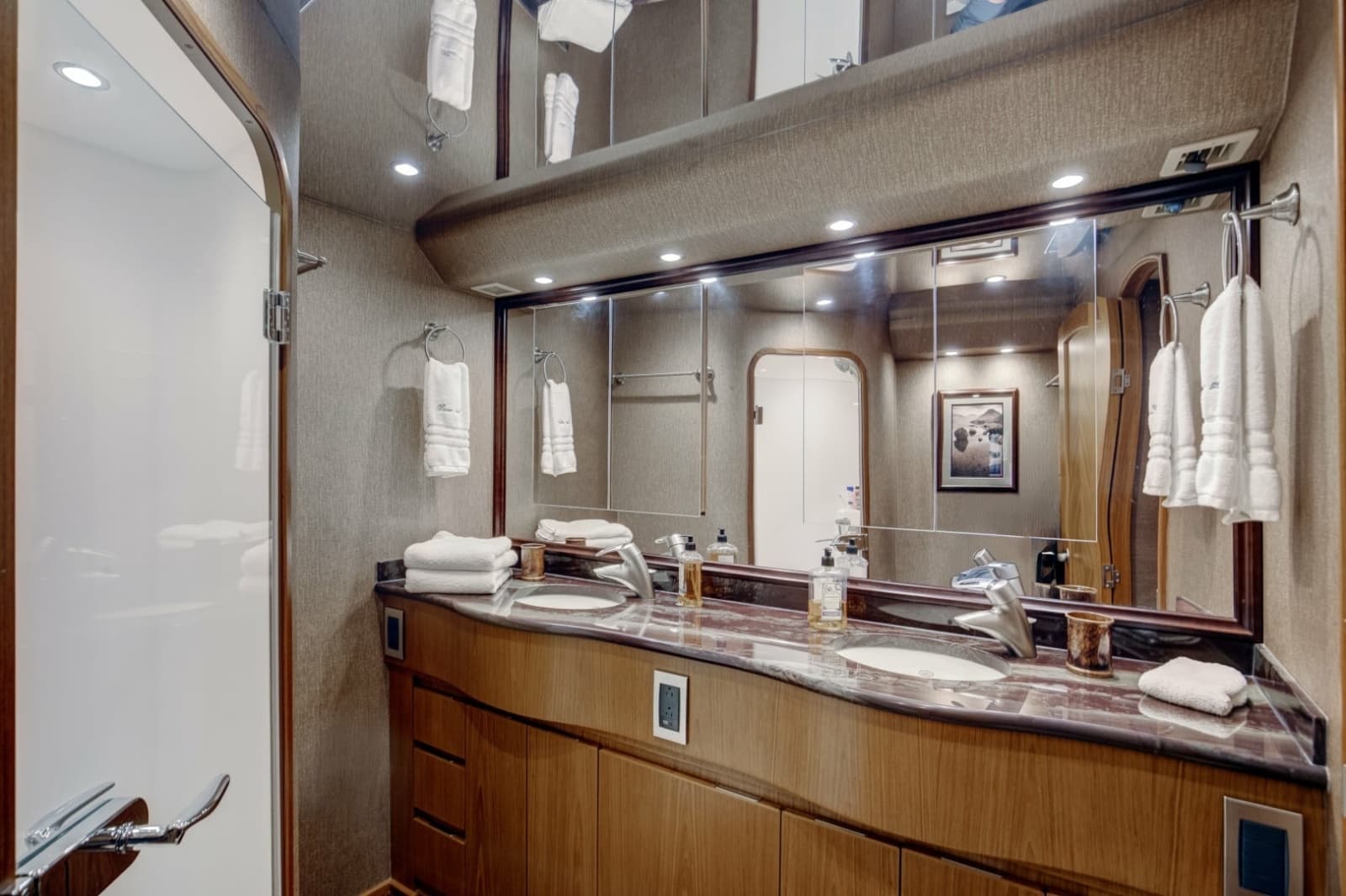 2010 Viking 82 Convertible - Photo 17