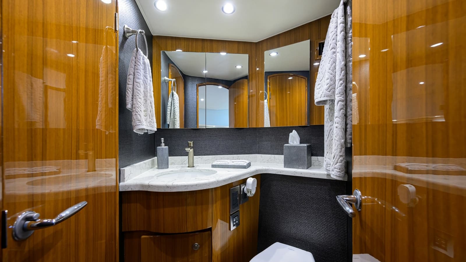 2022 Viking 44 Open - Photo 16