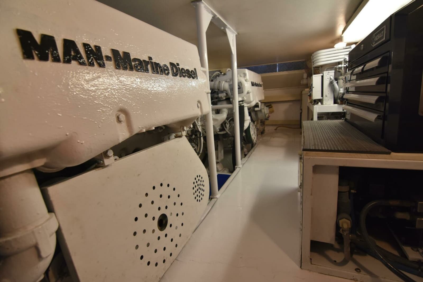 1999 Viking 58 Convertible - Photo 43
