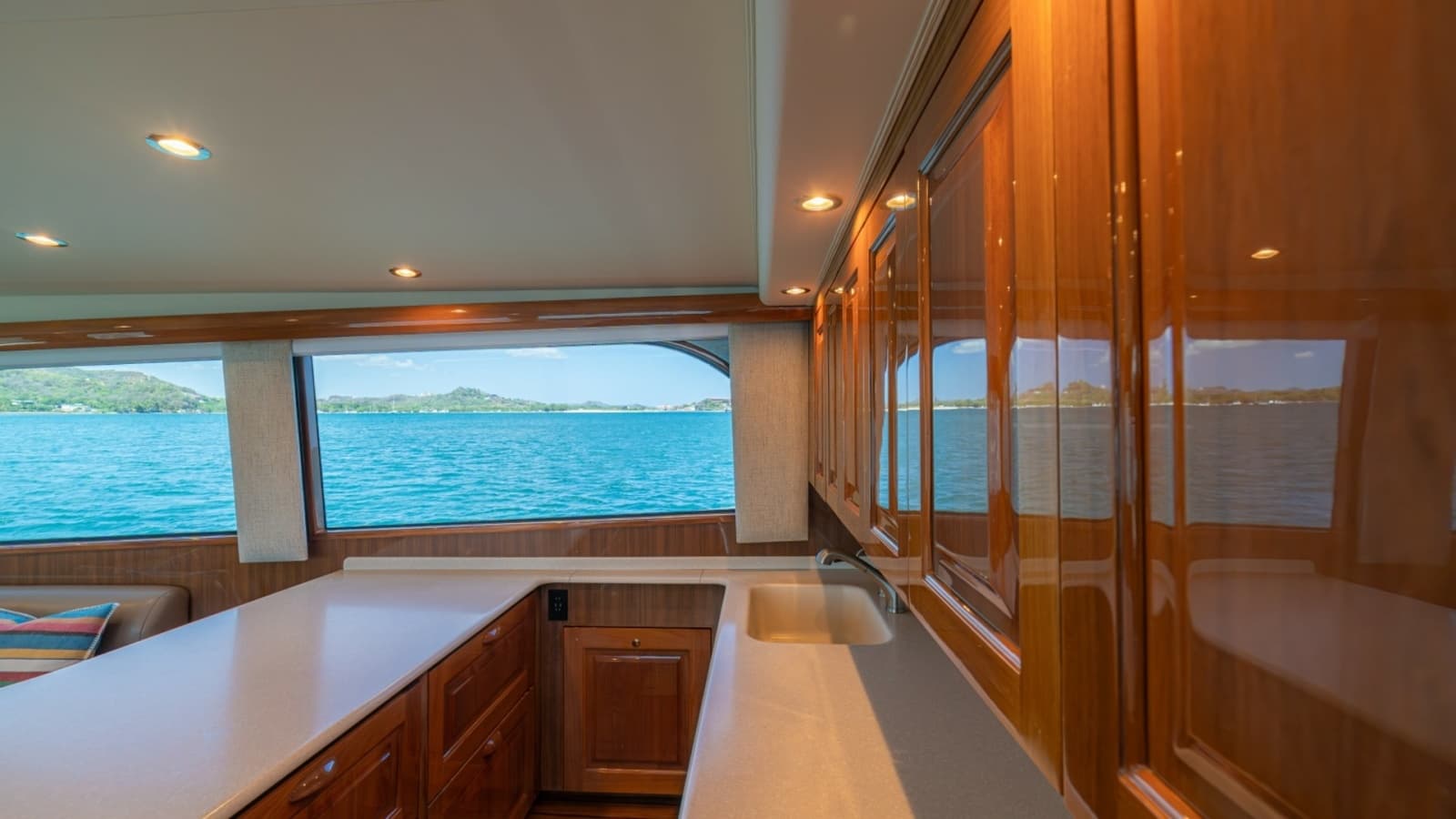 2005 Viking 61 Convertible - Photo 11