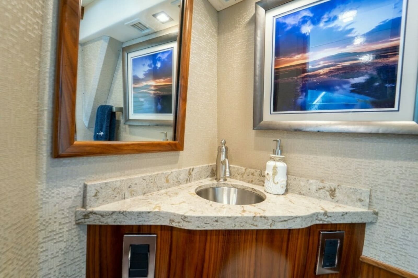 2018 Viking 72 Convertible - Photo 39