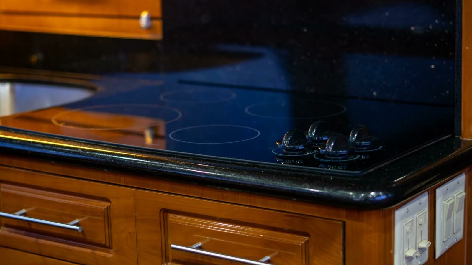 2001 Hatteras 60 Convertible - Photo 31