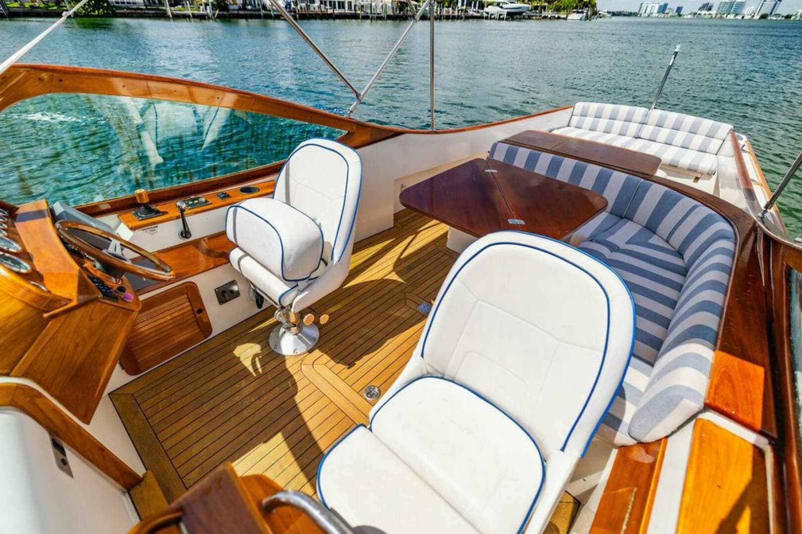 2004 Hinckley Talaria 29 R - Photo 13
