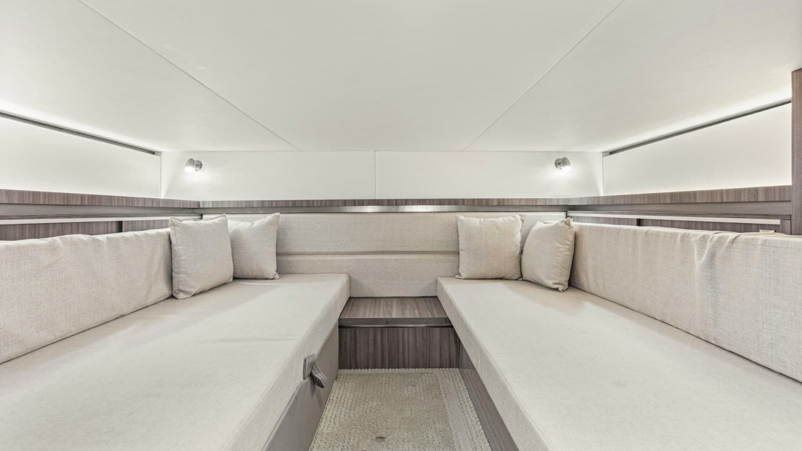 2022 Sea Ray 320 Sundancer OB - Photo 5