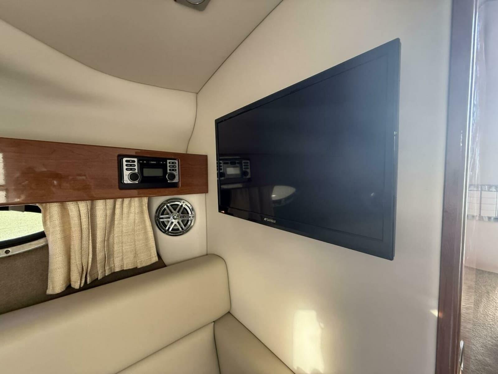 2016 Formula 330 Crossover Bowrider - Photo 16