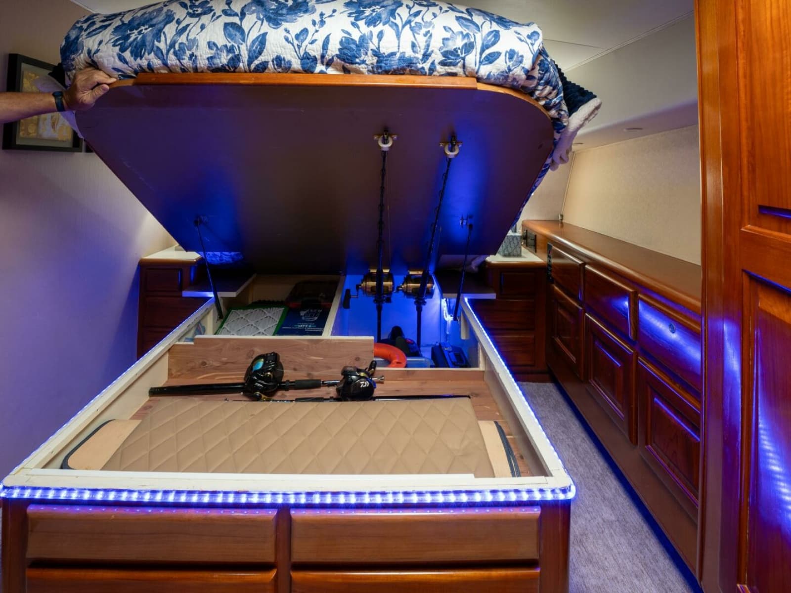 1998 Viking 58 Convertible - Photo 27