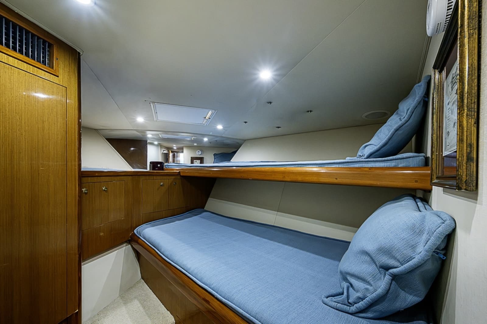 2002 Viking 52 Convertible - Photo 15