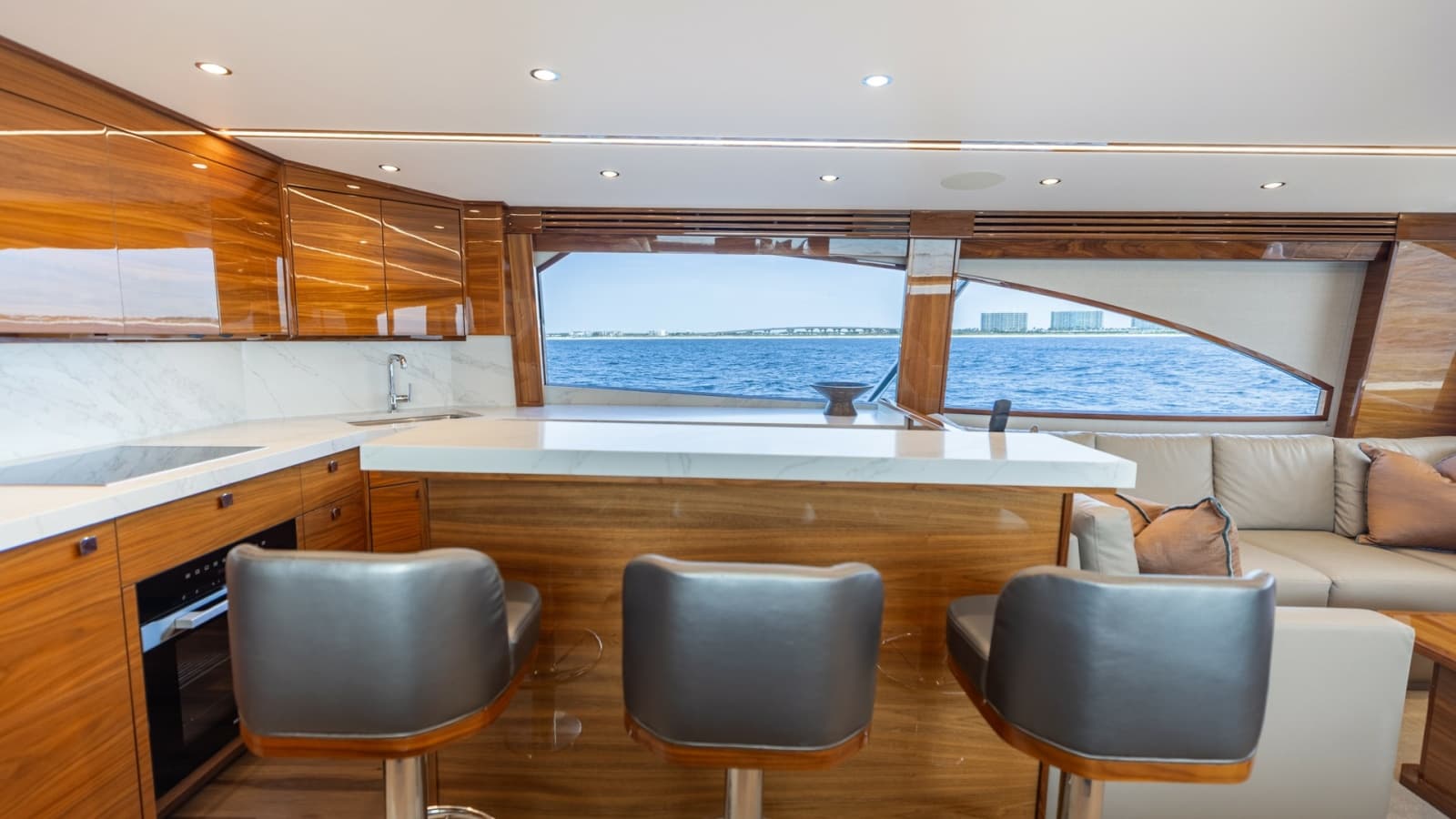 2025 Viking 74 Convertible - Photo 10
